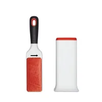 Oxo Good Grips Kleiderbürste FurLifter Rot/Schwarz/Weiss - Integrierter Seifenspender: Nein - Einsatzgebiet: Möbel - Textilien - Integrierter Metallschaber: Nein - Detailfarbe: Rot - Weiss - Schwarz - Zertifikate: Keine Zertifizierung - Borstenmaterial: N
