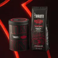 Bialetti Gemahlener Kaffee x Stranger Things 250 g - Entkoffeiniert: Nein - Produktionsland: Italien - Packungsgrösse: 250 g - Geschmacksrichtung: Keine - Getränkeart: Espresso - Kaffeeart: Kaffee gemahlen