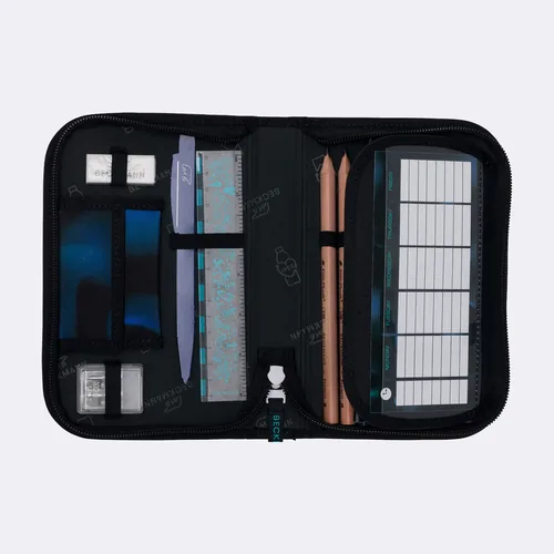 Beckmann Schulthek-Set Classic Magic League 6-teilig - Altersempfehlung ab: 6 Jahren - Wasserabweisend: Ja - Detailfarbe: Dunkelblau - Schwarz - Gewicht: 940 g - Volumen: 22 l - Motiv: Fussball