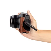 Smallrig Halb-Ledertasche für Panasonic LUMIX S9 Braun - Tragemöglichkeit: Ohne Tragevorrichtung - Detailfarbe: Braun - Zusatzfächer: Nein - Bauform Kamera: Digitalkamera - Kompakt - Kamerataschenart: Kamerahülle
