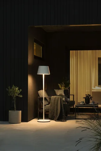 Konstsmide Stehleuchte Pomezia USB, Weiss - Betriebsart: Akkubetrieb - Lampensockel: LED fest verbaut - Smart Home: Nicht kompatibel - Farbtemperatur Kelvin: 2700 K - 3000 K - 4000 K - Anwendungsbereich: Outdoor - Gesamtleistung: 10 W
