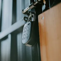 igloohome Sicherheitsschloss Padlock 2, Schwarz, Edelstahl - Schlossart: Bügelschloss - Set: Nein - Aussenanwendung: Ja