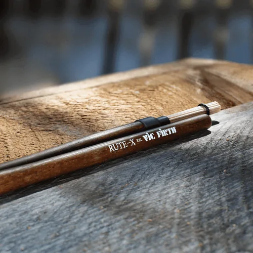 Vic Firth Hot Rod RUTE-X Light Paar - Packungsgrösse: 1 Paar - Ausstattung: Standard - Verschiebbare Ringe - Material: Birke - Hickory