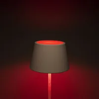 Konstsmide Stehleuchte Pomezia USB, Weiss - Betriebsart: Akkubetrieb - Lampensockel: LED fest verbaut - Smart Home: Nicht kompatibel - Farbtemperatur Kelvin: 2700 K - 3000 K - 4000 K - Anwendungsbereich: Outdoor - Gesamtleistung: 10 W
