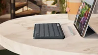 Logitech Tastatur Keys-To-Go 2 Graphite - Tastatur Typ: Mobile - Tastaturlayout: QWERTZ (CH) - Tastatur Features: Hotkeys - Medientasten - Easy Switch - Keyboard Tasten: Chiclet (Notebook) - Detailfarbe: Graphit - Schwarz - Ziffernblock: Nein