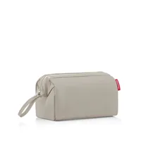 Reisenthel Necessaire Travelcosmetic Herringbone Sand - Tiefe: 13.5 cm - Breite: 26 cm - Wasserfest: Nein - Höhe: 18 cm - Eigenschaften: Aus recyceltem Material - Zertifikate: amfori BSCI