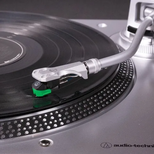 Audio-Technica AT-LP120X Direktangetriebener Plattenspieler, silber
