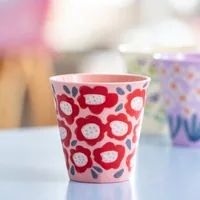 Koziol Trinkbecher Nora M Bloomies 300 ml, 1 Stück, Rosa - Glas Typ: Trinkbecher - Material: Biozirkulärer Kunststoff - Detailfarbe: Rosa - Höhe: 8.9 cm - Volumen: 300 ml