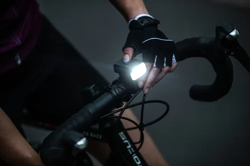 BBB Velolampe Nano Strike 400 Frontlicht - Betriebsart: Akkubetrieb - Lichtfarbe: Weiss - Montageart: Gummizug - Leuchten Kategorie: Vorderlicht - Leuchtmittel: LED - Lichtstärke: 400 lm