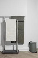 Blomus Treteimer Tubo 3 l, Hellgrau - Fassungsvermögen: 3 l - Anzahl Behälter: 1 - Detailfarbe: Hellgrau - Form: Rund - Material: Stahl - Kunststoff