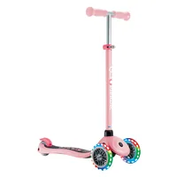 GLOBBER Scooter Primo Lights Hellrosa - Altersempfehlung ab: 3 Jahren - Ausstattung: Fussbremse - Höhenverstellbarer Lenker - Reifentyp:  Kunststoffreifen - Eigenschaften: Aus recyceltem Material - Zertifikate: Global Recycling Standards (GRS) - Belastbar