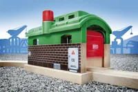 BRIO Eisenbahn Lokschuppen mit Rolltor - Kategorie: Gebäude - Altersempfehlung ab: 3 Jahren - Material: Holz - Kunststoff - Nachhaltigkeit: Nicht angegeben
