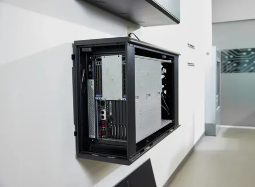 APC Wandschrank AR106VI 19 / 6HE / Schwarz - Produkttyp: Wandgehäuse - 10/19 Rack: 19 - Höheneinheiten: 6HE - Schallgedämpft: Nein - Einbautiefe: 762 mm - Tiefe (Aussenmass): 968 mm
