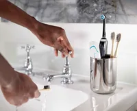 Joseph Joseph EasyStore Luxe Zahnbürstenhalter Edelstahl