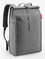 Reisenthel Freizeitrucksack Urban Rolltop Twist Silver - Volumen: 16 l - Rucksack Typ: Freizeit-Rucksack - Zielgruppe: Unisex - Eigenschaften: Aus recyceltem Material - Zertifikate: Keine Zertifizierung - Helm Fixierung: Nein