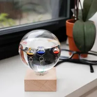 Kikkerland Aufsteller Galileo Thermometer aus Glas - Produkttyp: Aufsteller - Motiv: Ohne Motiv - Detailfarbe: Nature - Transparent - Detailmaterial: Glas - Holz - Stahl - Grundmaterial: Glas - Holz - Metall