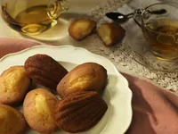 Dr.Schär Madeleines glutenfrei 240 g - Produkttyp: Kuchen - Nährwertangabe pro: 100 g - Energiegehalt (in kj): 1959 KJ - Energiegehalt (in kcal): 468 Kcal - Fett: 25 g - Gesättigte Fettsäuren: 2.4 g