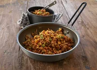 Trek 'N Eat Hauptgericht Gemüse Jambalaya - Produkttyp: Gemüsegerichte - Nährwertangabe pro: 100 g - Energiegehalt (in kj): 1394 KJ - Energiegehalt (in kcal): 333 Kcal - Fett: 2.6 g - Gesättigte Fettsäuren: 1 g