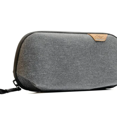 Peak Design Kleine Tech-Tasche Holzkohle - Tragemöglichkeit: Gurtschlaufe - Detailfarbe: Grau - Zusatzfächer: Ja - Ausstattung: Reissverschluss - Zubehörfach - Anzahl Objektive: 0 - Bauform Kamera: Zubehör