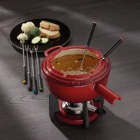 Kela Käsefondue-Set Calido 11 Teile, Rot - Anzahl Personen: 6 - Materialtyp: Metall - Material: Gusseisen - Betriebsart: Manueller Betrieb - Kompatible Kochfelder: Glaskeramik - Gas - Halogen - Induktion - Elektro - Detailfarbe: Rot