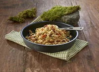 Trek 'N Eat Hauptgericht Couscous mit Poulet - Produkttyp: Fleischgerichte - Nährwertangabe pro: 100 g - Energiegehalt (in kj): 1405 KJ - Energiegehalt (in kcal): 333 Kcal - Fett: 4.1 g - Gesättigte Fettsäuren: 0.1 g