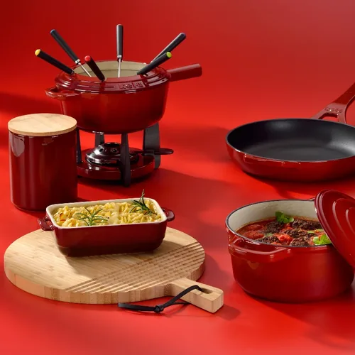 Kela Käsefondue-Set Calido 11 Teile, Rot - Anzahl Personen: 6 - Materialtyp: Metall - Material: Gusseisen - Betriebsart: Manueller Betrieb - Kompatible Kochfelder: Glaskeramik - Gas - Halogen - Induktion - Elektro - Detailfarbe: Rot