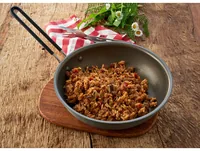 Trek 'N Eat Hauptgericht Rindfleisch Stroganoff mit Reis - Produkttyp: Fleischgerichte - Nährwertangabe pro: 100 g - Energiegehalt (in kj): 1751 KJ - Energiegehalt (in kcal): 419 Kcal - Fett: 14.1 g - Gesättigte Fettsäuren: 2.2 g