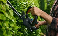GARDENA Akku-Heckenschere EasyCut 45 Solo - Ausstattung: Ohne Akku & Ladegerät - Betriebsart: Akkubetrieb - Akkusystem: Bosch 18 V POWER FOR ALL - Schwertlänge: 45 cm