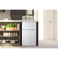 Medion Kühlschrank MD 37689 Rechts/Wechselbar - Energieeffizienzklasse EnEV 2020: E - Bauart: Freistehend - Einbaunormen: Keine - Nutzinhalt Kühlen: 61 l - Nutzinhalt Gefrieren: 24 l - Breite: 48 cm