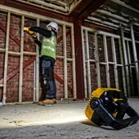 DEWALT Akku-Baustellenleuchte DCL077 12/18 V, Solo - Anwendungsbereich: Werkstatt - Leuchten Kategorie: Handleuchte - Zusätzliche Ausstattung: Keine - Leuchtmittel mitgeliefert: Ja - Leuchtmittel: LED - Schutzklasse: Keine