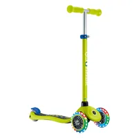 GLOBBER Scooter Primo Lights Limettengrün - Altersempfehlung ab: 3 Jahren - Ausstattung: Fussbremse - Höhenverstellbarer Lenker - Reifentyp:  Kunststoffreifen - Eigenschaften: Aus recyceltem Material - Zertifikate: Global Recycling Standards (GRS) - Belas