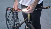 knog. Velolampe Plus Scheinwerfer, Transparent - Betriebsart: Akkubetrieb - Lichtfarbe: Weiss - Montageart: Gummizug - Leuchten Kategorie: Vorderlicht - Leuchtmittel: LED - Lichtstärke: 40 lm