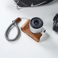 Smallrig Leather Half Case Kit Braun - Tragemöglichkeit: Handgriff - Detailfarbe: Braun - Zusatzfächer: Nein - Bauform Kamera: Kompakt - Kamerataschenart: Kamerahülle