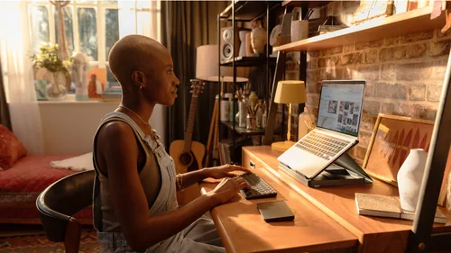 Logitech Tablet Tastatur Cover Casa Pop-Up Desk - Verbindungsmöglichkeiten: Bluetooth - Tastaturlayout: QWERTZ (CH) - Kompatible Hersteller: Universal - Detailfarbe: Grau - Bildschirmdiagonale in Zoll: 17  - Tablet Kompatibilität: Universal