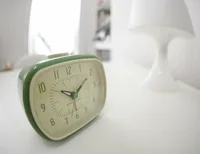 Kikkerland Klassischer Wecker Grün/Beige - Betriebsart: Batteriebetrieb - Funksignal: Nein - Funktionen: Alarm - Ausstattung: Zeit - Displaytyp: Analog - Detailfarbe: Beige - Grün