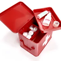 Zeller Present Erste Hilfe Schrank 21.5 x 16 x 16 cm, Rot - Breite: 16 cm - Höhe: 16 cm - Länge: 21.5 cm - Detailfarbe: Rot - Material: Metall - Abschliessbar: Nein