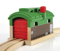 BRIO Eisenbahn Lokschuppen mit Rolltor - Kategorie: Gebäude - Altersempfehlung ab: 3 Jahren - Material: Holz - Kunststoff - Nachhaltigkeit: Nicht angegeben