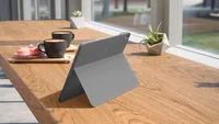 Logitech Combo Touch iPad Air 11 (M2/2024)/iPad Air 11 (M3/2025) - Verbindungsmöglichkeiten: Smart Connector - Tastaturlayout: QWERTZ (CH) - Kompatible Hersteller: Apple - Bildschirmdiagonale: 11 - Detailfarbe: Grau - Tablet Kompatibilität: iPad Air 11 (