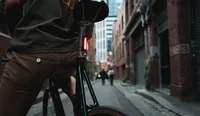 knog. Velolampe Plus Rücklicht, Transparent - Betriebsart: Akkubetrieb - Lichtfarbe: Rot - Montageart: Gummizug - Leuchten Kategorie: Rücklicht - Leuchtmittel: LED - Lichtstärke: 20 lm