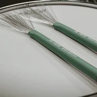 Vic Firth Split Brushes Paar - Packungsgrösse: 1 Paar - Ausstattung: Einziehbar - Material: Metall