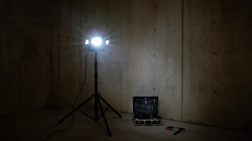 STEFFEN LED Strahler Worklight 40 W - Betriebsart: Netzbetrieb - Dimmbar: dimmbar - Anwendungsbereich: Outdoor - Indoor - Lichtfarbe: Kaltweiss/Tageslichtweiss (KW) - Zusätzliche Ausstattung: Keine - Farbtemperatur Kelvin: 6500 K