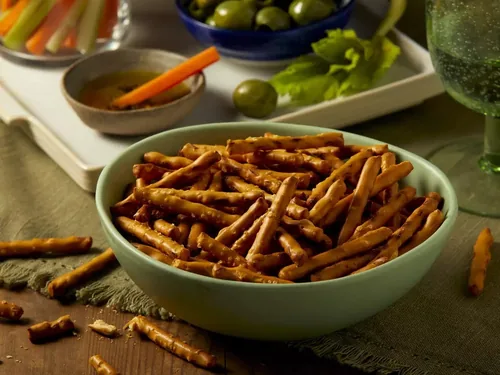 Dr.Schär Apéro Salinis Sticks glutenfrei 75 g - Produkttyp: Salzgebäck - Nährwertangabe pro: 100 g - Energiegehalt (in kj): 2022 KJ - Energiegehalt (in kcal): 482 Kcal - Fett: 21 g - Gesättigte Fettsäuren: 9.9 g