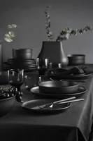 Hermia Geschirr-Set Schwarz - Material: Porzellan - Teller Typ: Speiseteller - Detailfarbe: Schwarz - Verpackungseinheit: 1 Stück - Form: Rund