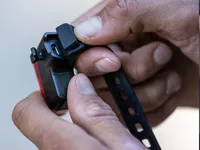 BBB Rücklicht Salute mit Akku / USB - Betriebsart: Akkubetrieb - Lichtfarbe: Rot - Montageart: Gummizug - Leuchten Kategorie: Rücklicht - Lichtstärke: 8 lm - Set: Nein