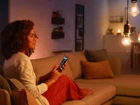Philips Hue Leuchtmittel White E27 Einzelpack Filament 550 lm - Lampensockel: E27 - Farbtemperatur Kelvin: 2100 K - Aussenanwendung: Nein - Gesamtleistung: 7.2 W - Lichtfarbe: Warmweiss (WW) - Leuchten Kategorie: Leuchtmittel