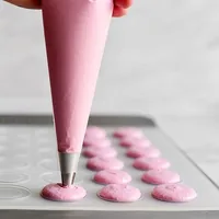 Decora Backmatte Macaron 1 Stück - Backpapierart: Rolle - Eigenschaften: Keine Eigenschaft - Zertifikate: Keine Zertifizierung - Verpackungseinheit: 1 Stück - Breite: 30 cm - Länge: 40 cm