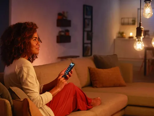 Philips Hue Leuchtmittel White E27 Einzelpack Filament 550 lm - Lampensockel: E27 - Farbtemperatur Kelvin: 2100 K - Aussenanwendung: Nein - Gesamtleistung: 7.2 W - Lichtfarbe: Warmweiss (WW) - Leuchten Kategorie: Leuchtmittel