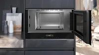 Siemens Einbaumikrowelle iQ700 BE732R1B1C Schwarz - Mikrowellenleistung: 900 W - Fassungsvermögen: 21 l - Grillfunktion: Ja - Backofenfunktion: Ja - Steamfunktion: Keine Angaben - Breite: 59.4 cm