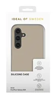 Ideal of Sweden Back Cover Silicone Galaxy S24 Beige - Grundfarbe: Beige - Fallsicher: Ja - Kompatible Hersteller: Samsung - Detailfarbe: Beige - Mobiltelefon Kompatibilität: Galaxy S24 - Material: Polycarbonat (PC) - Polyester - Silikon