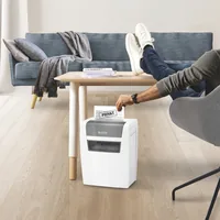 Leitz Bürogeräte Aktenvernichter IQ Home, P-4, bis zu 6 Blatt - Vernichtbare Aktentypen: Papier - Heftklammern - Büroklammern - Schnittart: Partikelschnitt - Sicherheitsstufe: 4 - Schnittausgabe: 4 x 28 mm - Blattkapazität: 6 Seiten - Zufuhrautomatik: Ja